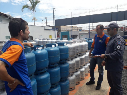 Operação realiza vistoria de saídas e iluminação de emergência, entre diversos outros aspectos