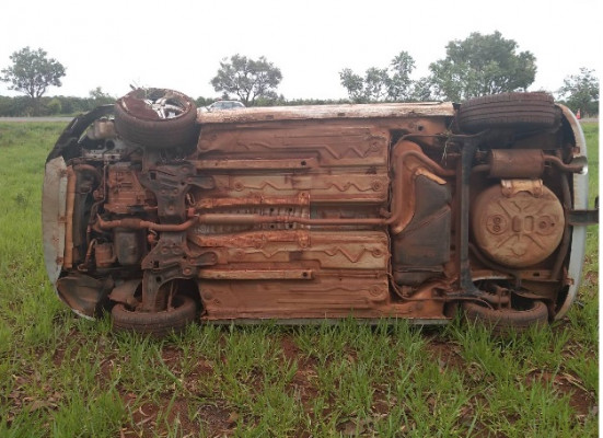 Carro de passeio envolvido em acidente com duas ocupantes na LMG-748