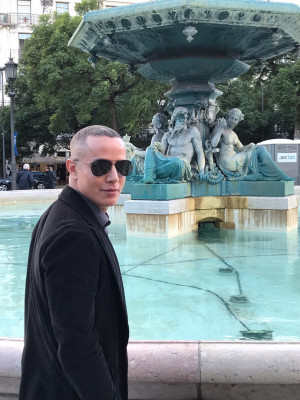 Elegante Raphael Bruno Oliveira na monumental fonte de Rossio em Lisboa, localizada na praça D. Pedro IV, primeiro imperador do Brasil, justifica a visita no tour pela Europa. Queridinho da sociedade goiana, Raphael é gerente do sofisticado Crystal Plaza Hotel Goiânia e ocupa a lista de leitores que me honra com a leitura online.