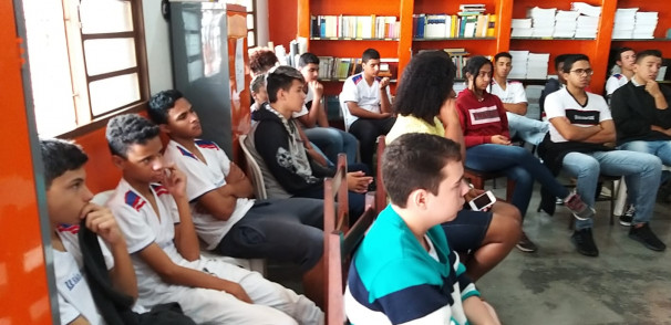 Alunos receberam instruções e alertas sobre temas tabus que atingem os jovens
