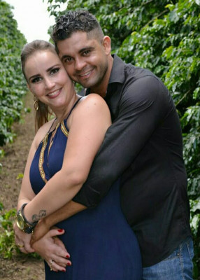 Dayane Fernandes Vieira aniversariante do dia 20 com esposo Celso