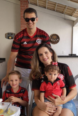 Enock com a esposa Luciana e filhos Henrique e Elisa