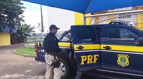 Suspeito foi detido e entregue na Delegacia de Plantão ** PRF 