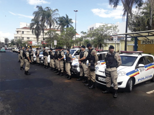 Policiais militares se dirigiram aos principais pontos comerciais da cidade para execução da Operação