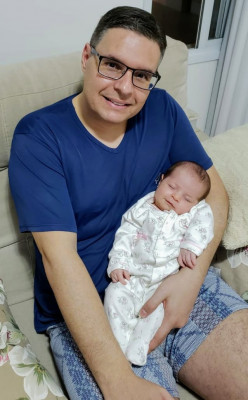  Dr° Regis de Paiva Borges, aniversariante do dia 04/11, segurando sua primogênita Isabela nascida no dia 26/09