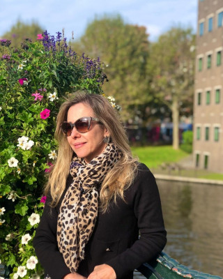Harmoniosamente feito moldura e quadro, Dra. Anara Silveira Campos na bela capital holandesa – Amsterdam, a cidade mais fotogênica da Europa