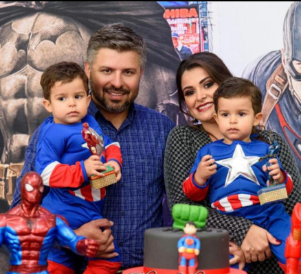 Bruno da Cunha Leite aniversariante de hoje com a esposa Hevelyn e os filhos Felipe e Gabriel 