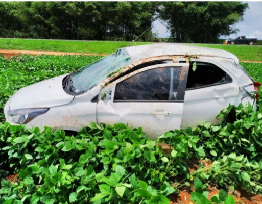Veículo saiu da pista e capotou numa plantação de soja ** GAZETA DO TRIÂNGULO 