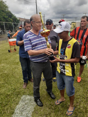 Marcos Coelho entrega troféu disciplina ao técnico Calanguinho, do Paulista