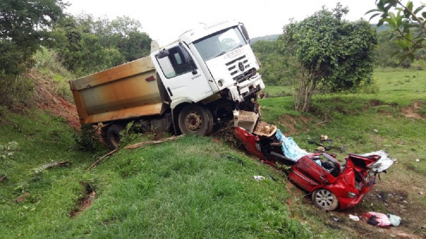 Carro da família bateu de frente com um caminhão ** Divulgação 