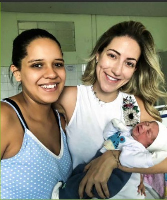 A mamãe Emily Kamila Gonçalves da Silva com o pequeno Heitor e a médica Gabriela ** Eco050