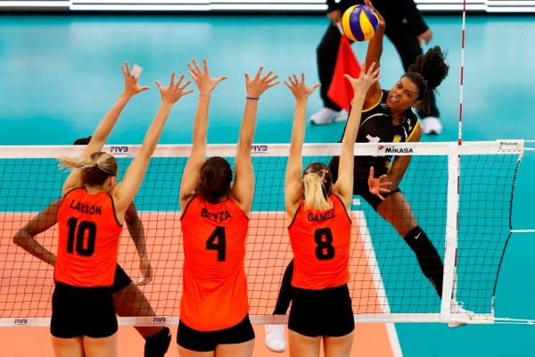 Praianas em ação em busca de mais uma taça ** Divulgação 