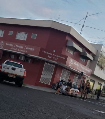 Durante a perseguição policial, veículo suspeito se chocou contra um estabelecimento ** Divulgação 