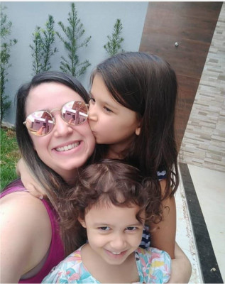 Jordânia Abadia da Silva aniversariante do dia 15 ao lado das filhas Lia Caetano da Silva Isis Caetano da Silva