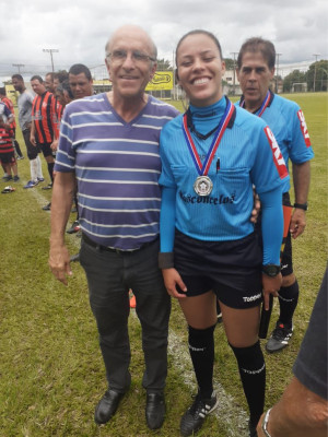 Prefeito Marcos Coelho e assistente de arbitragem Vanessa Lucena Lopes