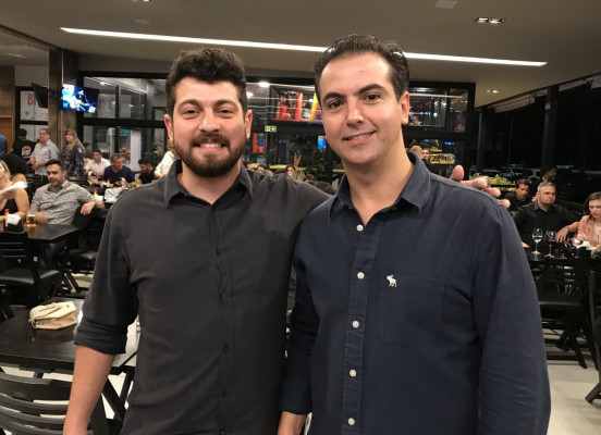 O médico Dr. Marcelo Rodrigues da Cunha e o músico Zé Guilherme da badalada dupla “Zé Iuri” notados na comentada noite de inauguração do Restaurante Topiguar em Uberlândia