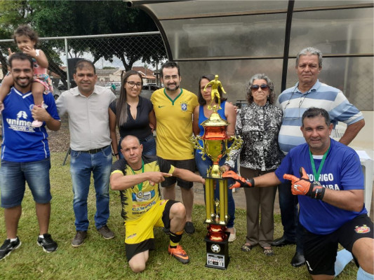 Vereadores Wesley Lucas e Paulo do Vale com os familiares dos homenageados e os campeões
