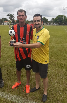 Presidente da Câmara Wesley Lucas entrega o troféu de artilheiro ao atacante Pilinha, do Flamante