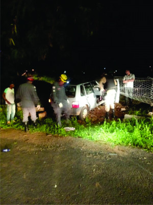 Veículo se chocou violentamente contra o alambrado da FCA ** Divulgação 