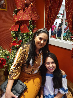 Viviane de Souza Aleixo Marra aniversariante do dia 28 com a filha Ana Clara Aleixo Marra