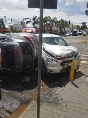 Bombeiros atenderam ocorrência de acidente de trânsito entre a avenida Teodolino Pereira de Araújo e a rua Joaquim Modesto 