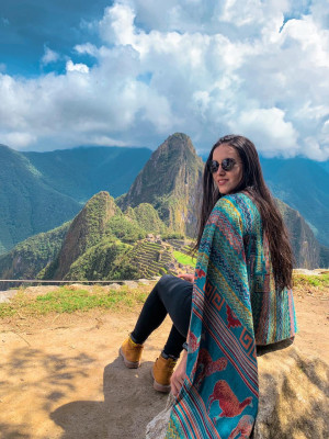Completamente rendida aos mistérios da ”cidade dos Incas” – Machu Picchu no Peru, bonitíssima Engenheira Ambiental Emília Sacoman em doses perfeitas de natureza, cultura, misticismo e “mineirice”.