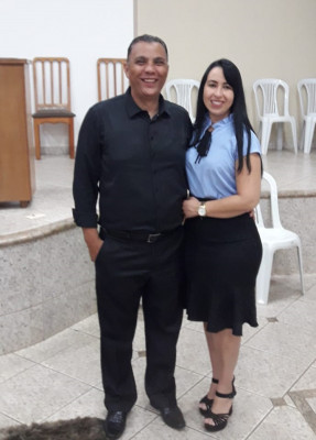 Pastor Alexandre Ribeiro, aniversariante de hoje, ao lado de sua esposa Patrícia Vieira 