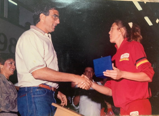 Márcio Dorázio recebe placa de homenagem da rainha Hortência, um dos maiores nomes do basquete mundial