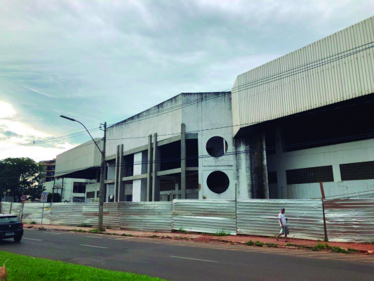 Por estar interditado há anos, o local se tornou palco de práticas criminosas, como atos de vandalismo e tráfico de drogas