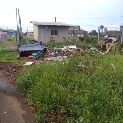 Ao verificar a situação, o secretário encontrou o lixo que havia sido descartado ao lado da URPV 