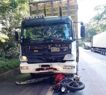 Moto foi atingida de frente pela carreta ** Divulgação 