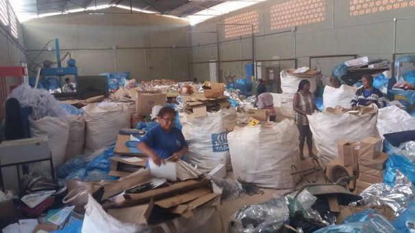 Catadores solicitam doações de materiais recicláveis e alimentos
