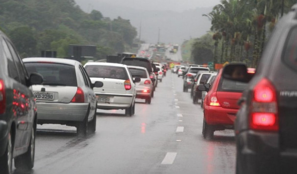 A estimativa é que 56 mil veículos, em média, trafeguem diariamente pela rodovia neste feriado prolongado ** Divulgação 