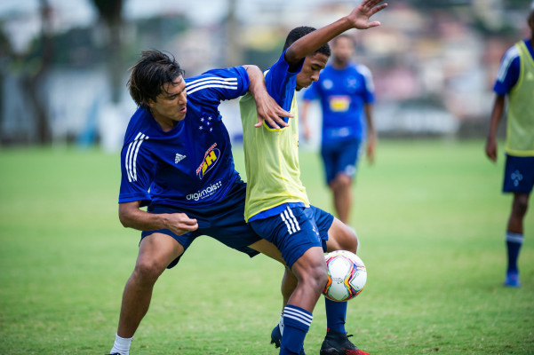 Boliviano volta ao Cruzeiro com fome de gols ** Divulgação 