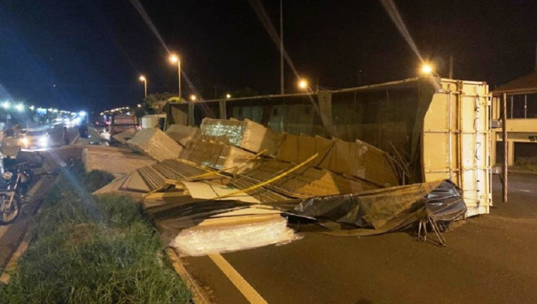 Carreta tombou na BR-050, mas ninguém se feriu ** Divulgação 