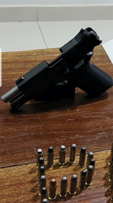 Arma e munições apreendidas com o suspeito