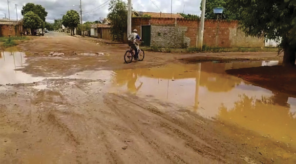 Água parada e buracos na rua Tamburis representam risco à saúde dos moradores 