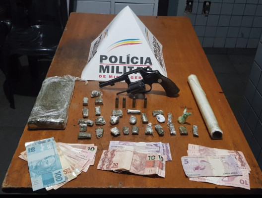 Drogas, dinheiro e armas de fogo são apreendidas após denúncias de populares 