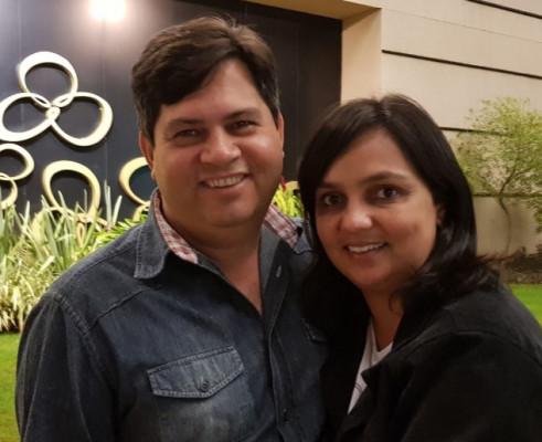Ernane José Martins aniversariante de hoje ao lado de sua esposa Kelly Rodrigues 