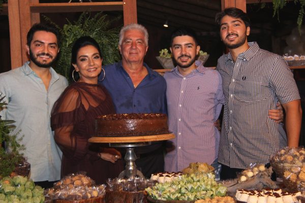 Ladeado pela esposa Lylia Coelho, pelos filhos Belisário Neto, Theo e Rafael – estimado Belisário Ferreira de Godoi Filho, comemorou a benção de seis décadas de existência. O pecuarista recebeu amigos e convidados na Chácara do Pedrão com um jantar orquestrado por Flávia Bretones e assinado pelo Buffet New Chef de Lucas Pelegrini. Ao querido Belisário votos de um feliz, promissor e memorável 60 anos! Créditos: Ernane Queiroz