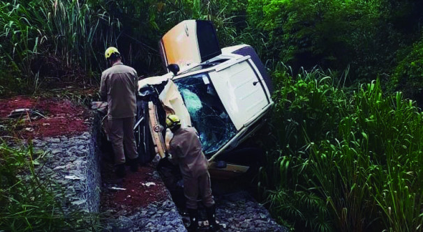 Veículo ocupado pelas vítimas caiu de uma ponte, segundo os bombeiros ** Divulgação 