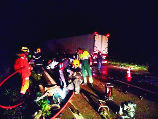 Acidente ocorreu na noite de anteontem, em Araguari ** Corpo de Bombeiros Militar