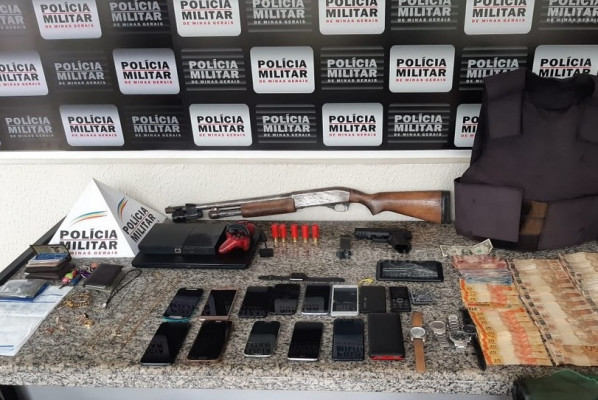 Materiais apreendidos com os ladrões ** Divulgação  