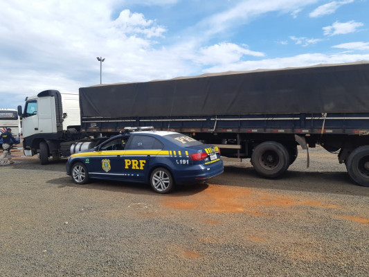 Caminhão acabou flagrado no posto da PRF, na BR-050 ** PRF 