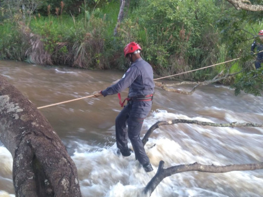 Ciclistas são resgatados após acidente em cachoeira do município