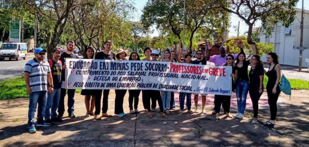 Trabalhadores reivindicam principalmente o pagamento do Piso Salarial Profissional Nacional à Educação e o 13º em atraso
