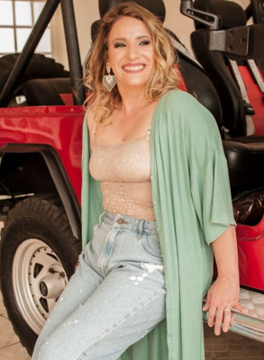 Antecipando festejos para a charmosa jornalista uberlandense Cristiane Guimarães pelo aniversário na próxima segunda-feira, 9. Parabéns! Créditos: Cris Fernandes