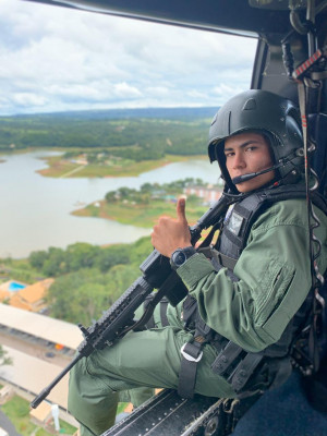 Hoje, 4 de março, abro esta CONEXÃO de maneira exageradamente feliz declarando o meu amor e desejando todas as bênçãos ao meu filho Pedro Paulo Costa Teodoro. Policial do Grupamento Aéreo da Polícia Militar de Goiás (GRAER). Hoje, Pedro completa 22 anos com a missão de servir e proteger, mesmo com o sacrifício da própria vida. Com orgulho imenso e um coração que, por vezes, fica pequeno, rogo que “Deus o Proteja” meu filho amado. Feliz aniversário meu amor!