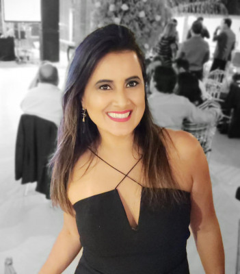 Elegante Shirley Cristina da Silva - gerente de Marketing e Comunicação do Imepac -- canta parabéns amanhã, 12. Felicidades!
