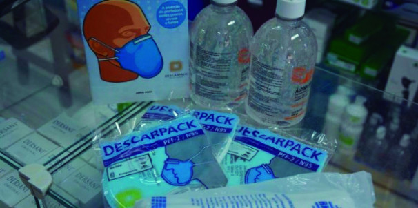 População tem dificuldades para encontrar álcool em gel e máscaras em estabelecimentos locais